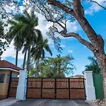 Palm Breeze House & Cottage