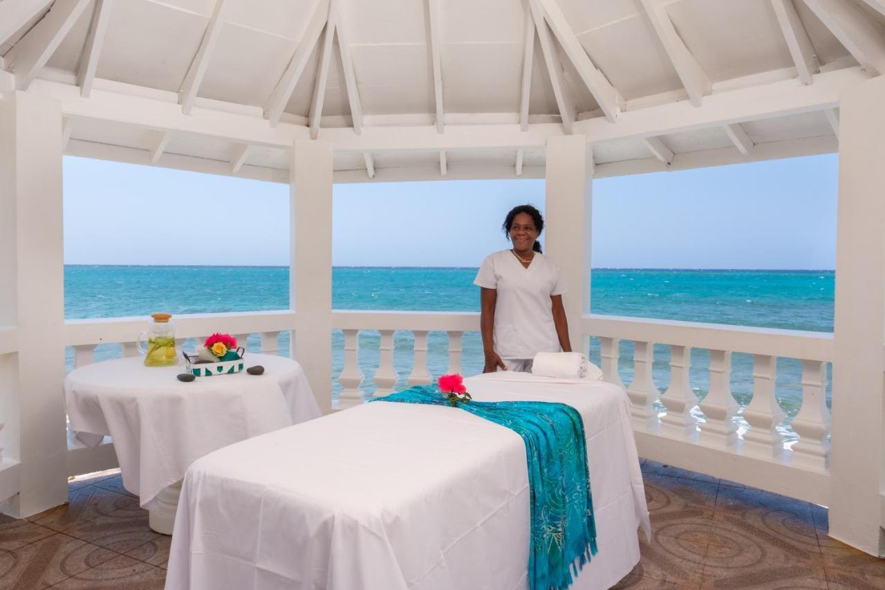 Edgewater Beach - Beach Front, Close To All Attractions Hotel *