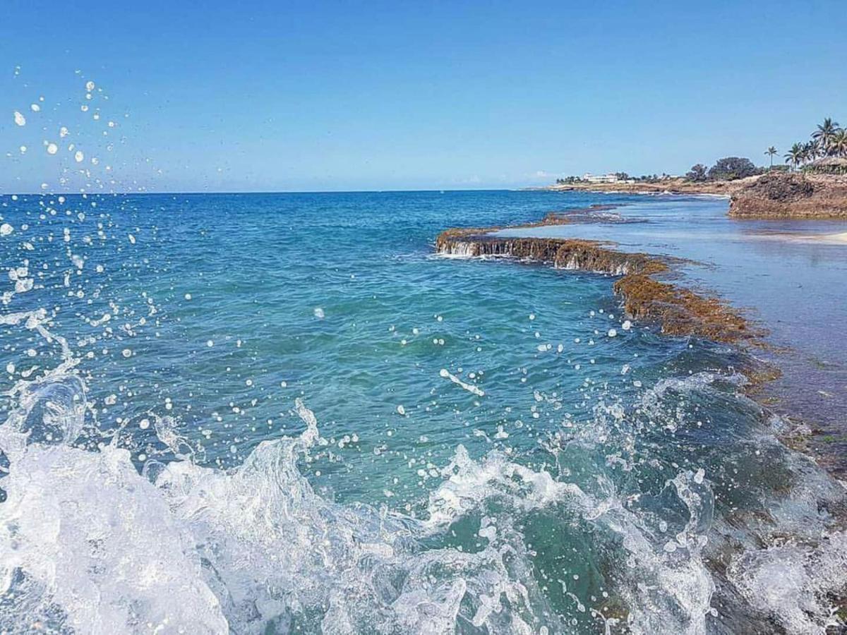 Rock Side On The * Treasure Beach