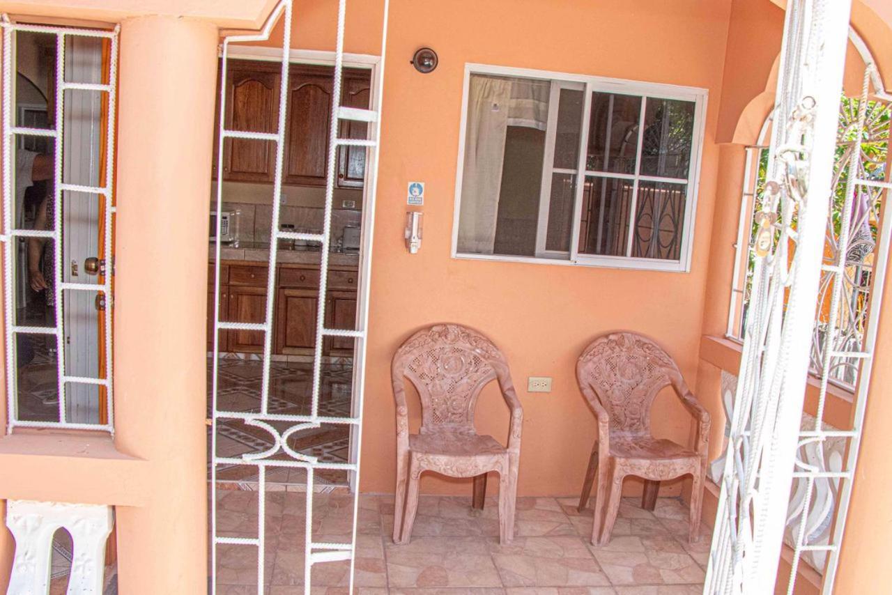 Bev's Rosevilla Guest house Montego Bay