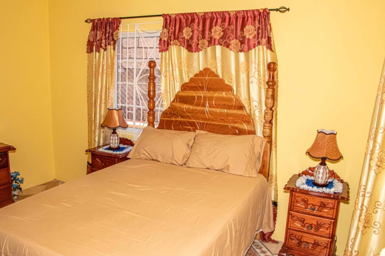 Bev's Rosevilla Guest house Montego Bay