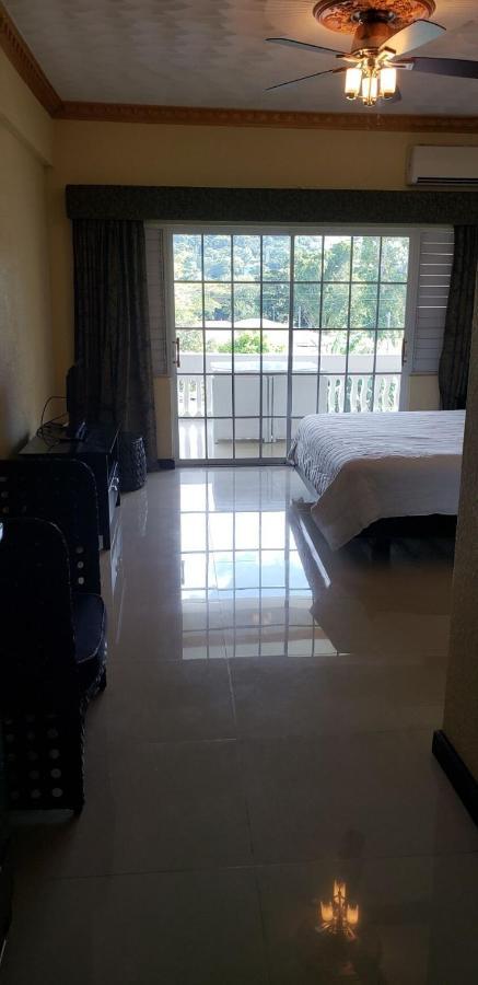 Silver Ranch-runaway Bay Bed & Breakfast Cardiff Hall