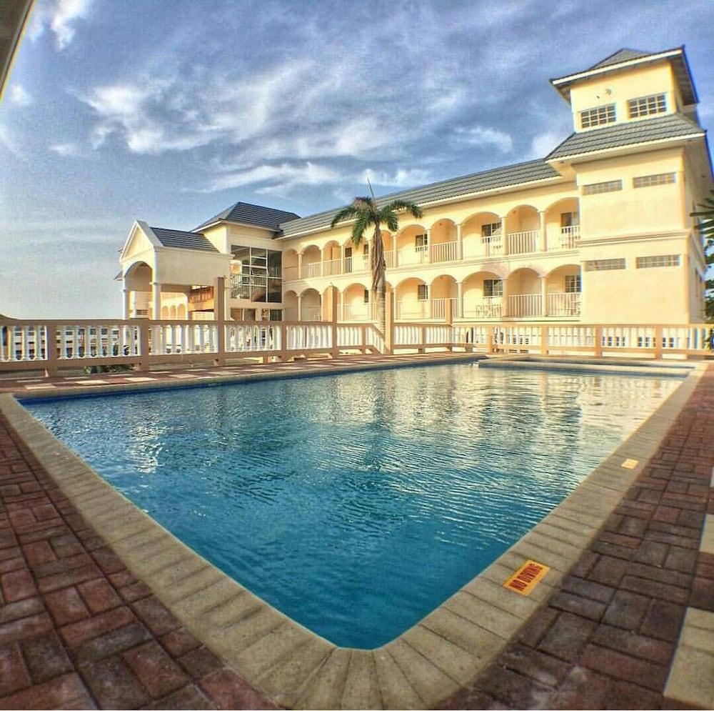 Hotel Glistening Waters 3*