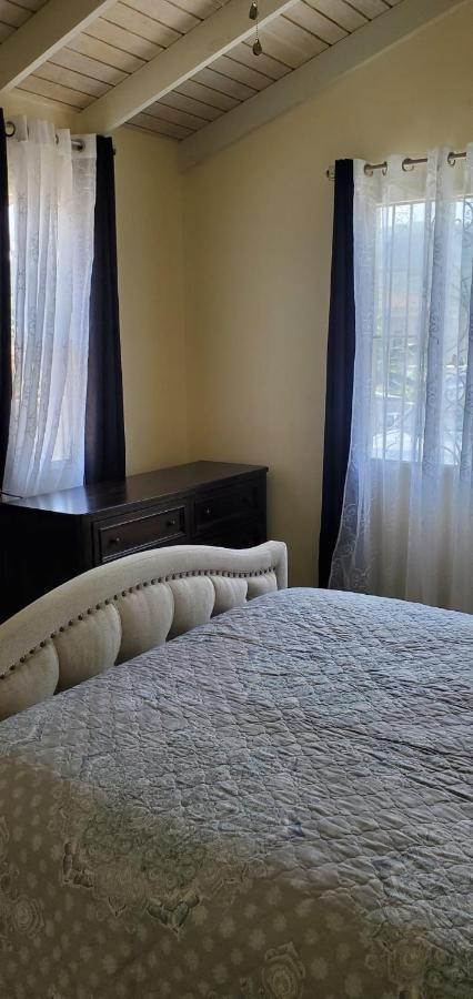 Hillside Sunrise: Gated Beachside Retreat With 2 Bed/bath Holiday home *