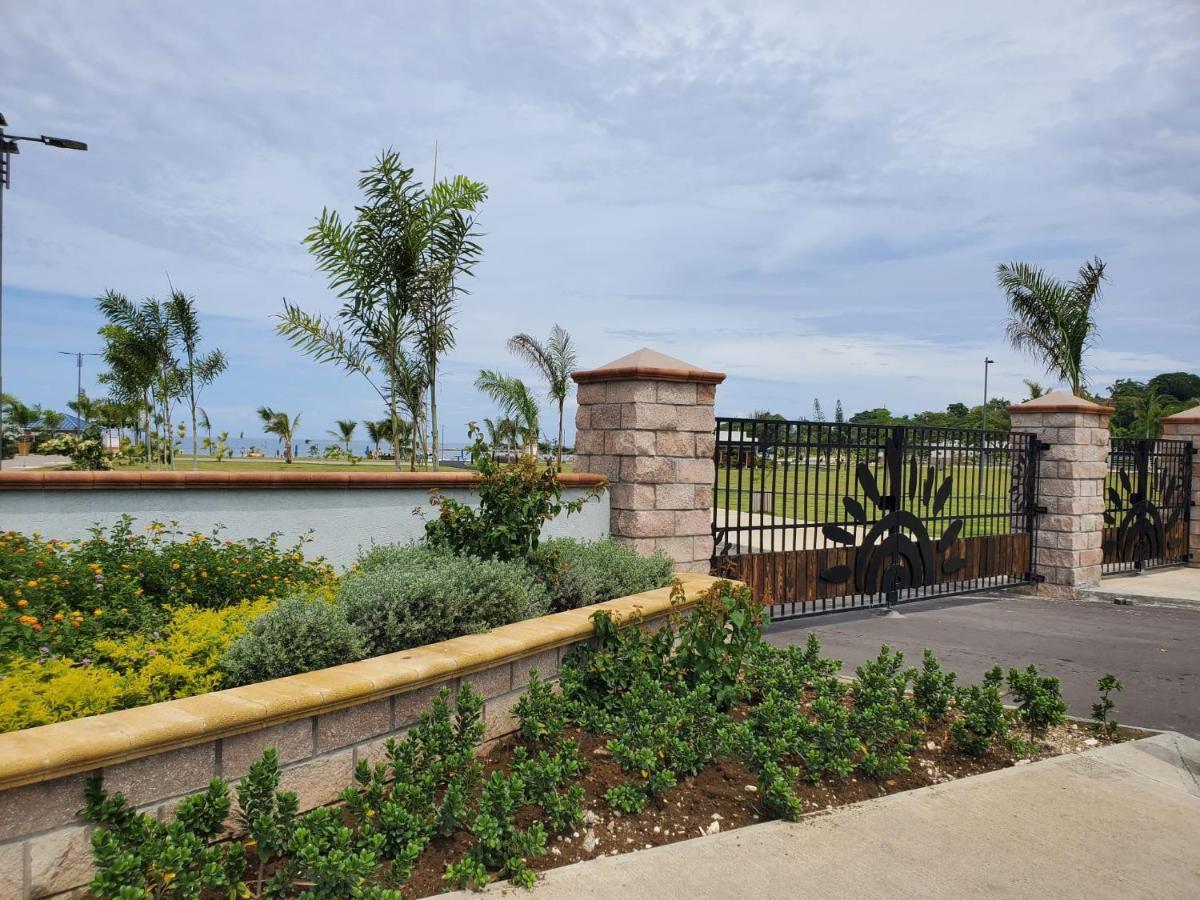 Hillside Sunrise: Gated Beachside Retreat With 2 Bed/bath Holiday home *