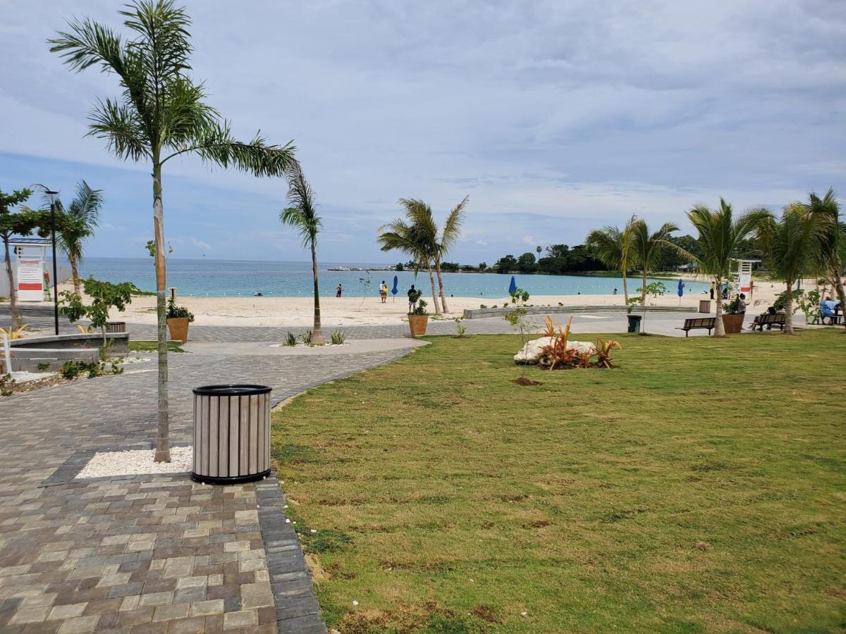 Hillside Sunrise: Gated Beachside Retreat With 2 Bed/bath Holiday home *
