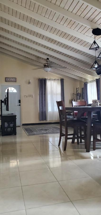 Holiday home Hillside Sunrise: Gated Beachside Retreat With 2 Bed/bath *