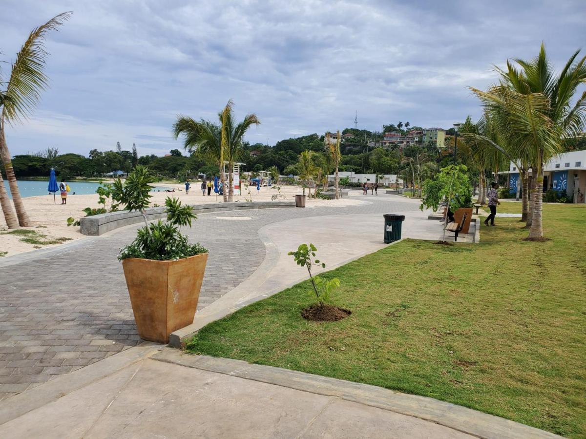 Hillside Sunrise: Gated Beachside Retreat With 2 Bed/bath Holiday home