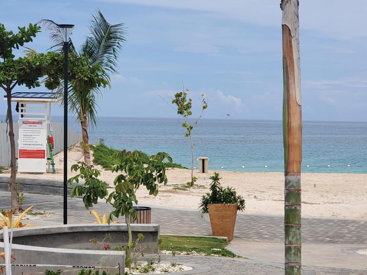 Hillside Sunrise: Gated Beachside Retreat With 2 Bed/bath Holiday home