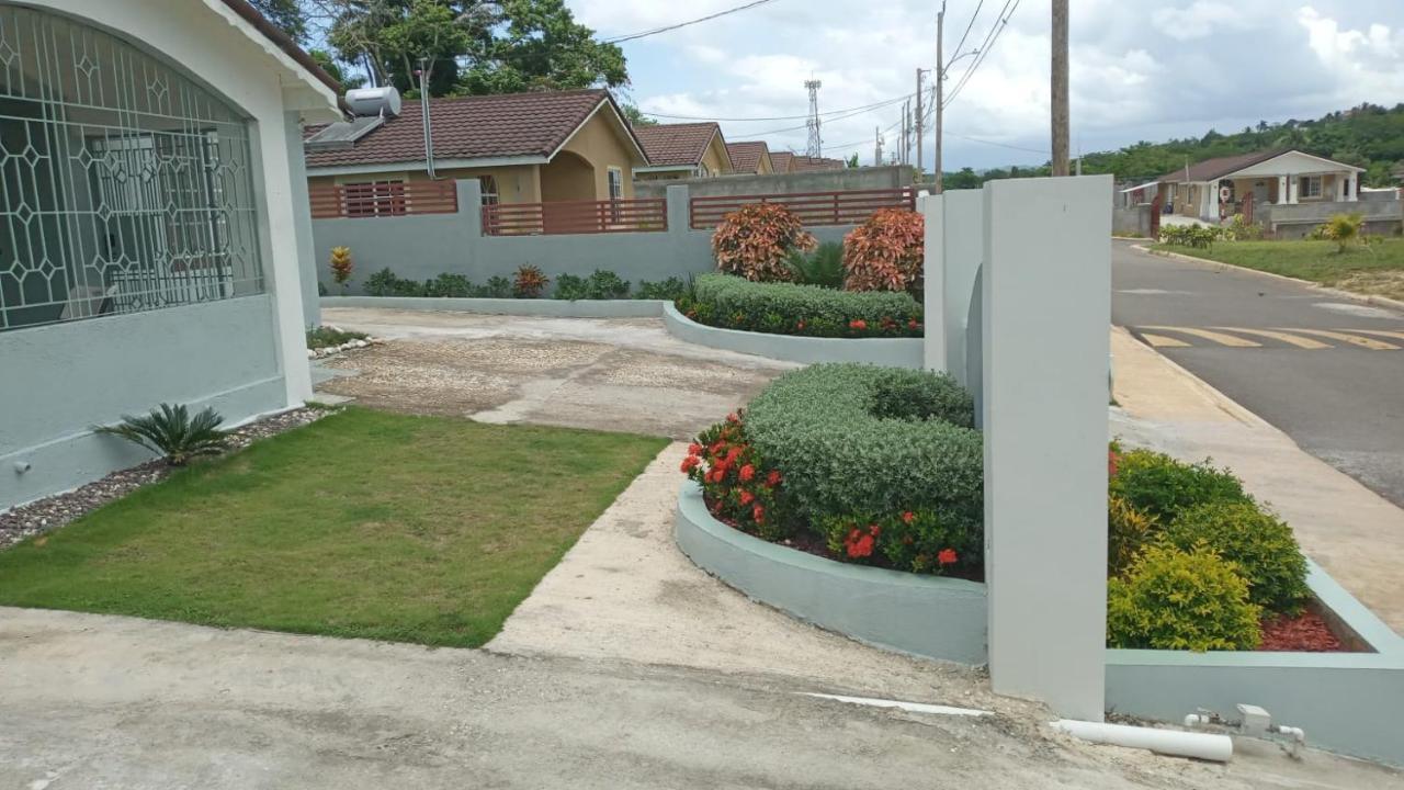 Hillside Sunrise: Gated Beachside Retreat With 2 Bed/bath Holiday home Montego Bay