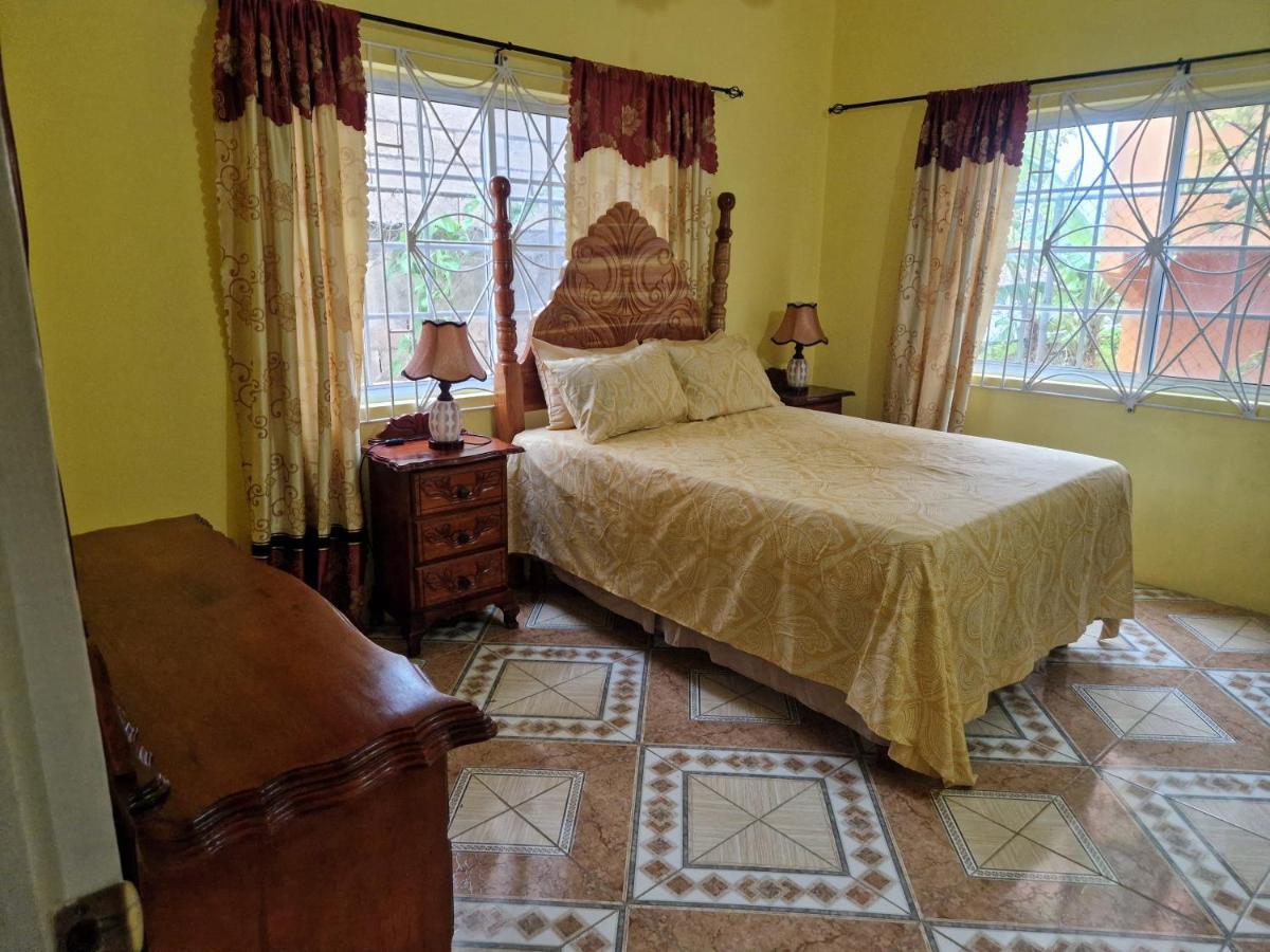 Bev's Rosevilla * Montego Bay