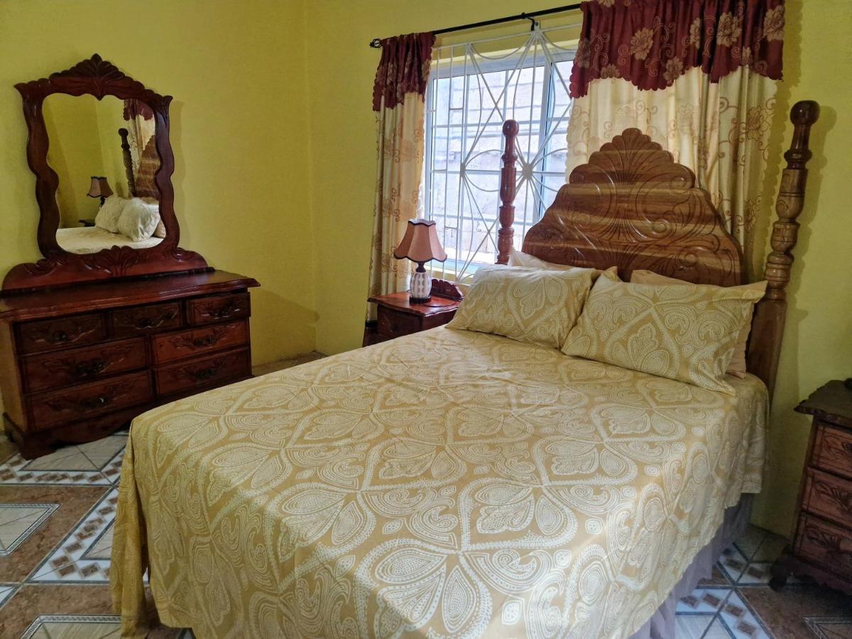 Bev's Rosevilla Guest house Montego Bay