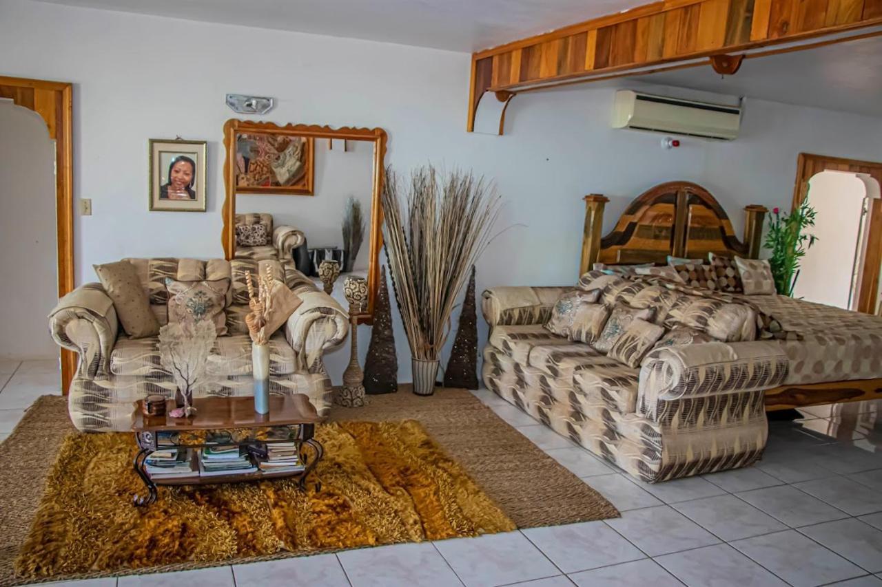 Kassion Corner Guest house Whitehouse