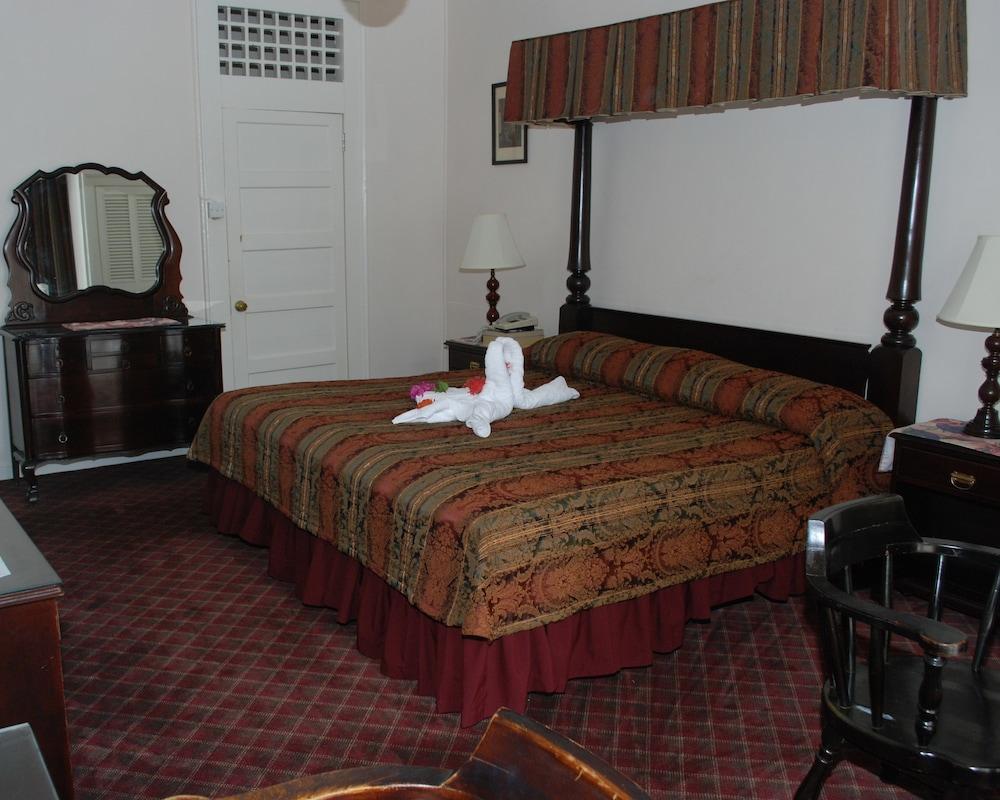Four Seasons 3* Kingston