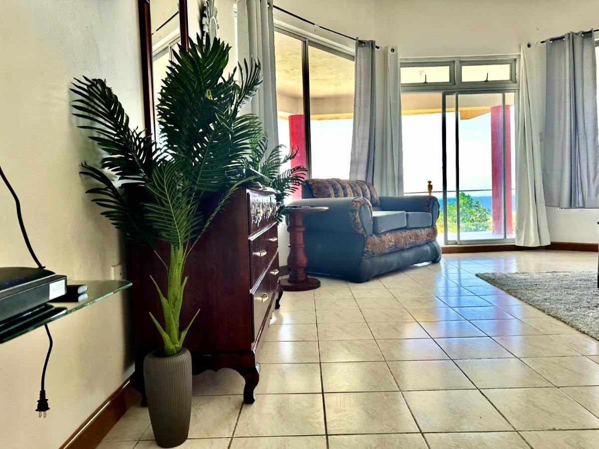 Guest house 876 Oasis - A Private Oceanview *