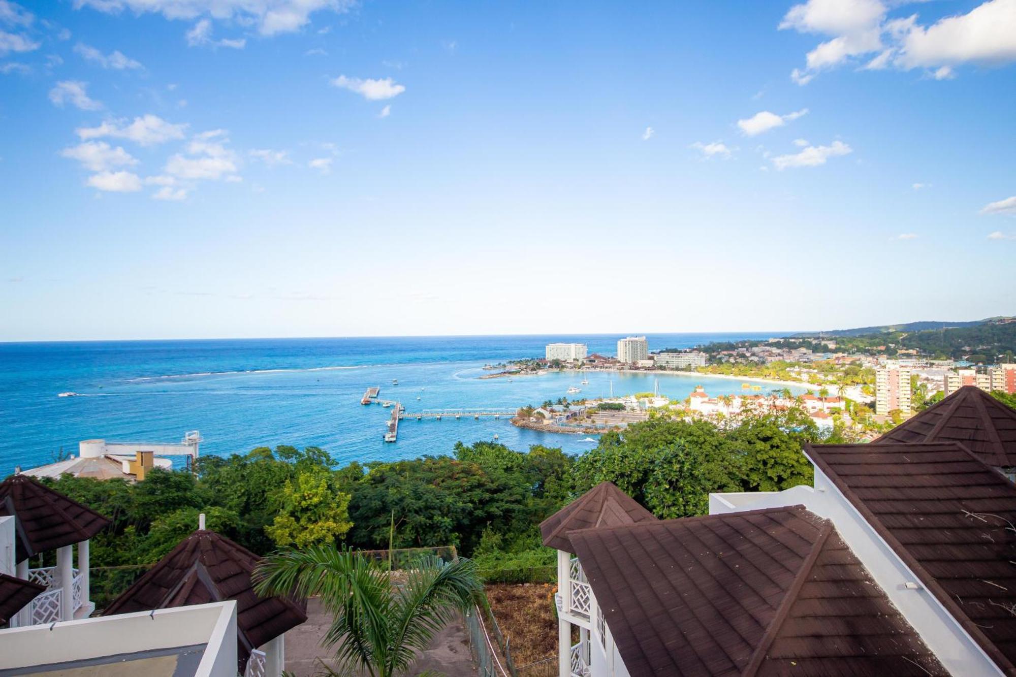 Ocean Front Luxury Studio Sky Castles 24 Hrs Sleeps 2 Apartment Ocho Rios