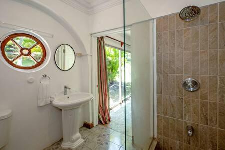 Inn Hospitality Expert Madonna Tour Pool Bar *