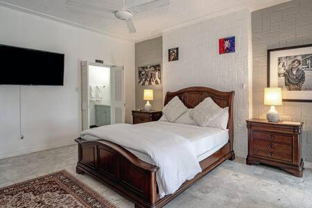 Hospitality Expert Mccartney - Tour Pool Bar Pensão Montego Bay