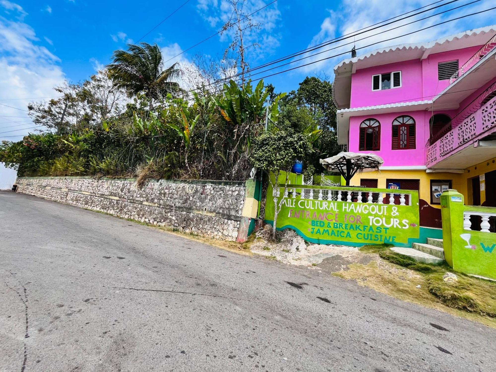 Bed & Breakfast Nine Miles Cultural Hangouts And Tours *