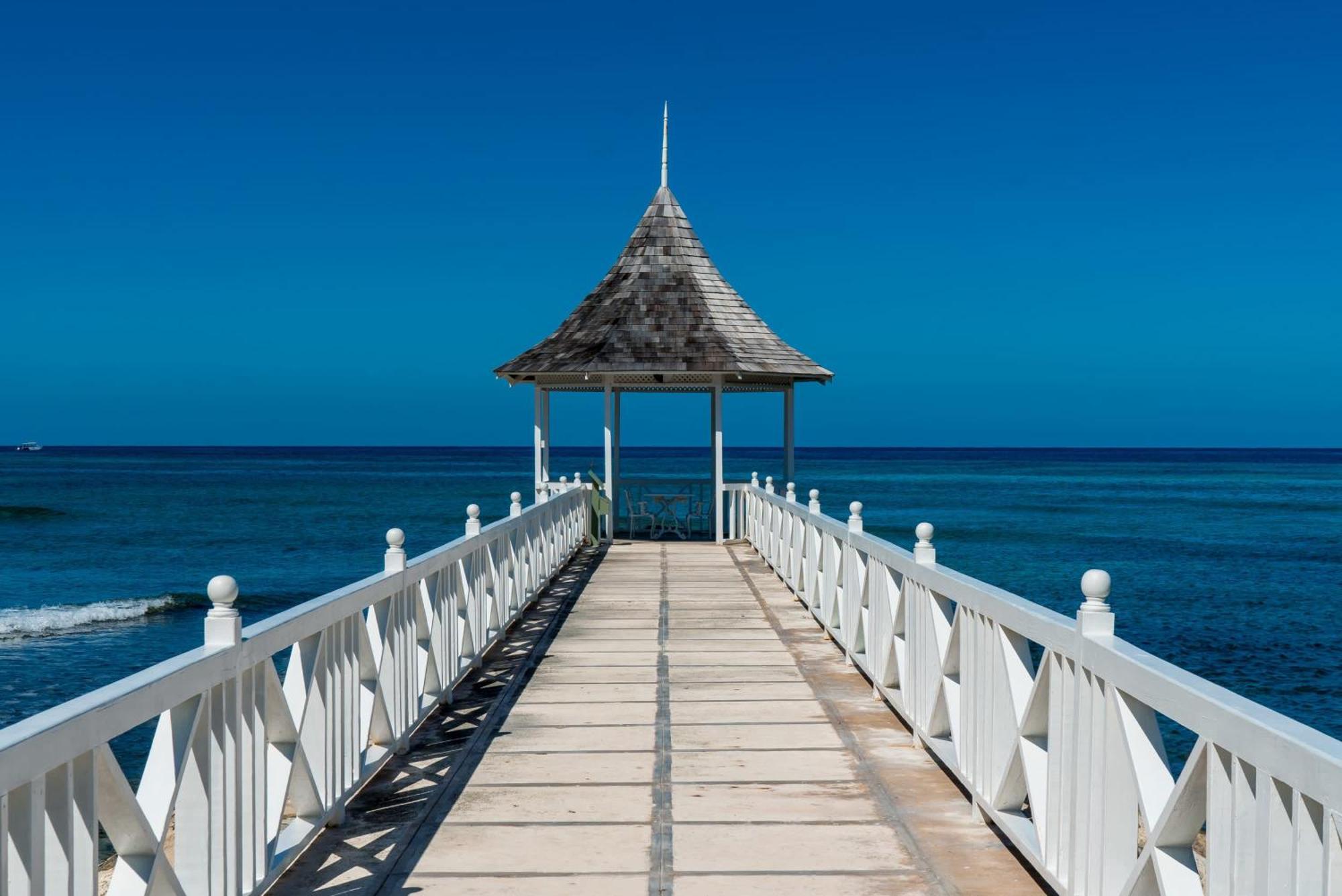 Hospitality Expert Bts 6 - Pool & Bar * Montego Bay