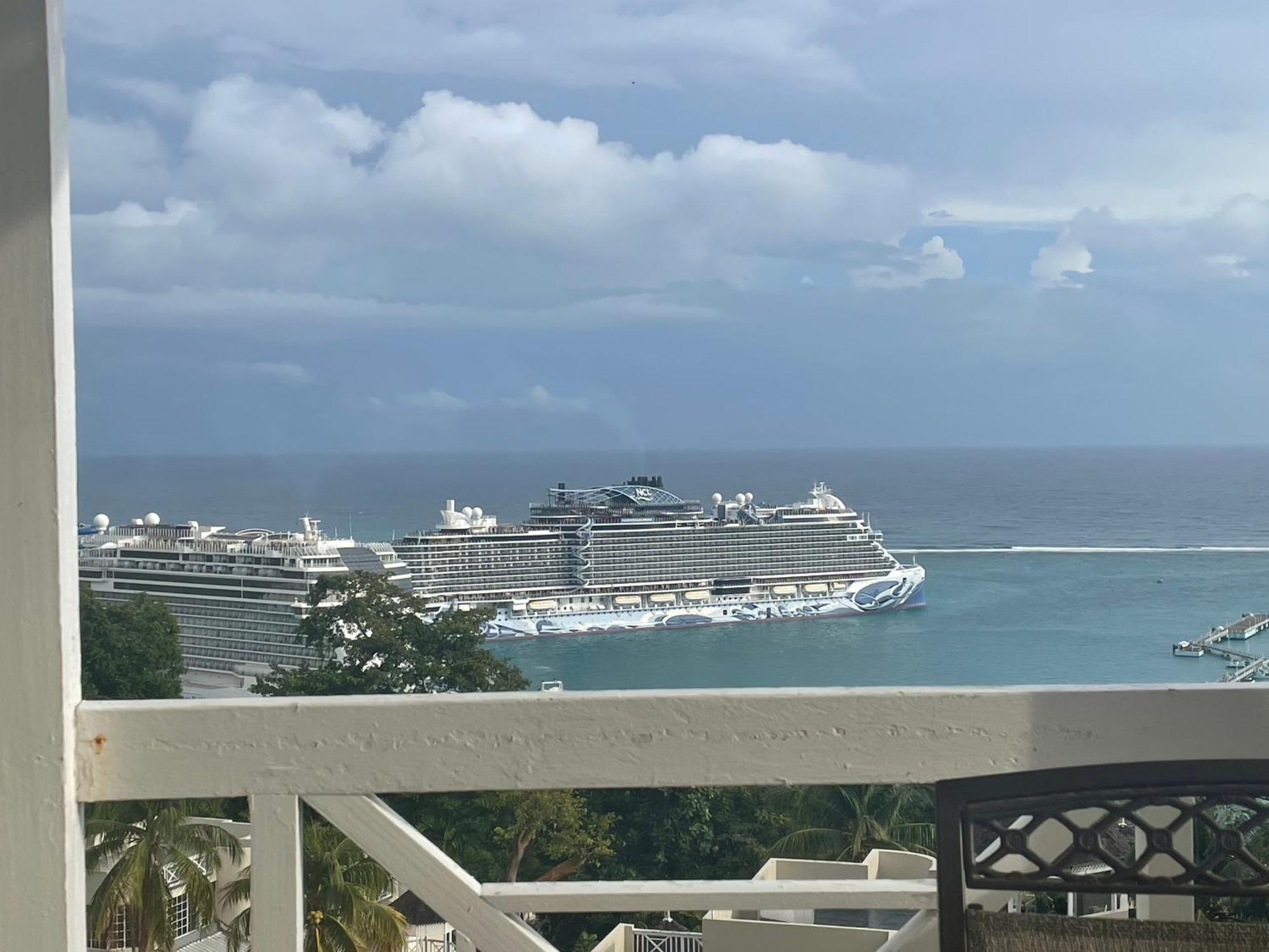 Oceanbreeze Jamaica Penthouse, 7-minute Walk To Apartamento Ocho Rios