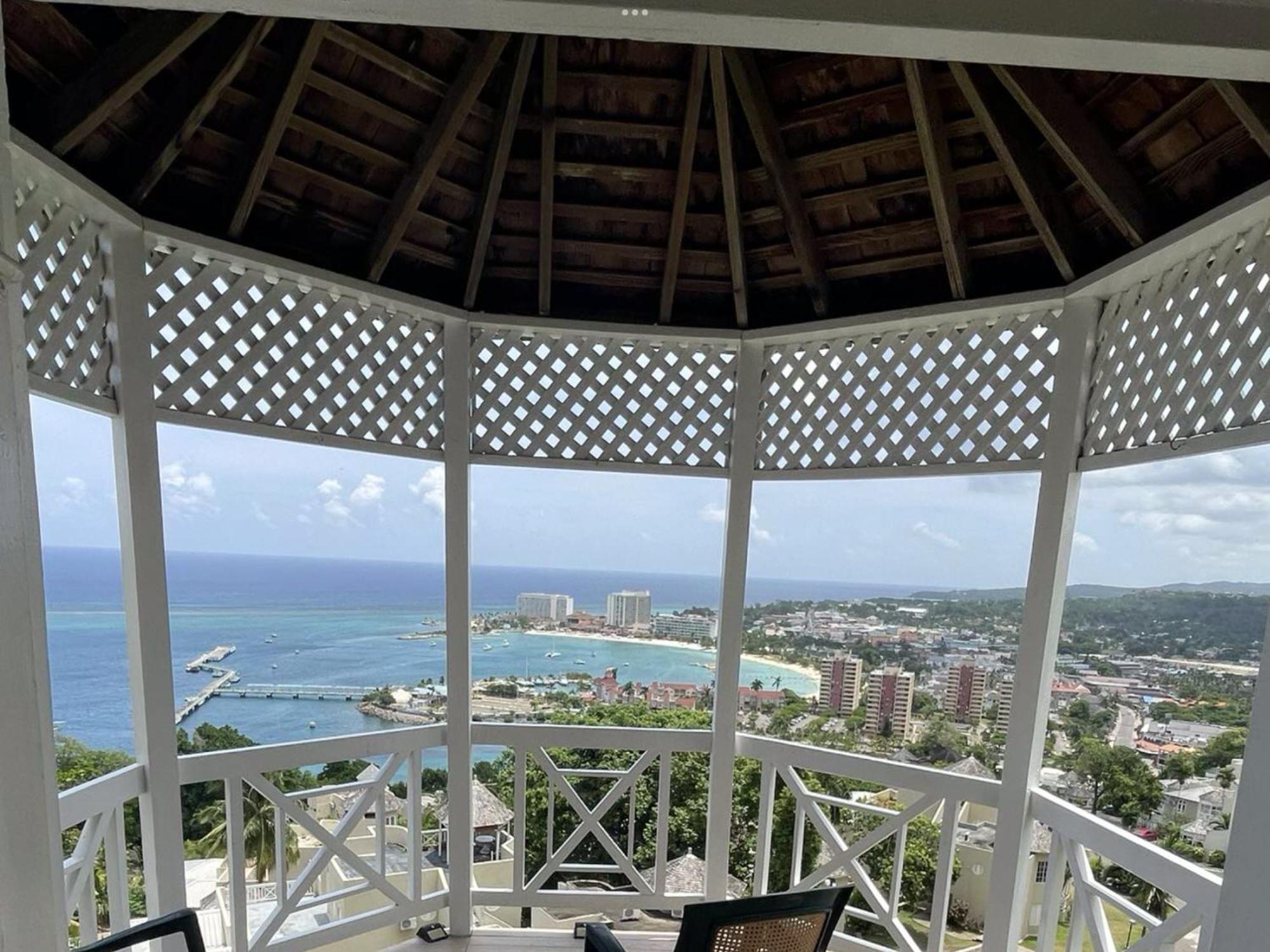 Oceanbreeze Jamaica Penthouse, 7-minute Walk To Ocho Rios