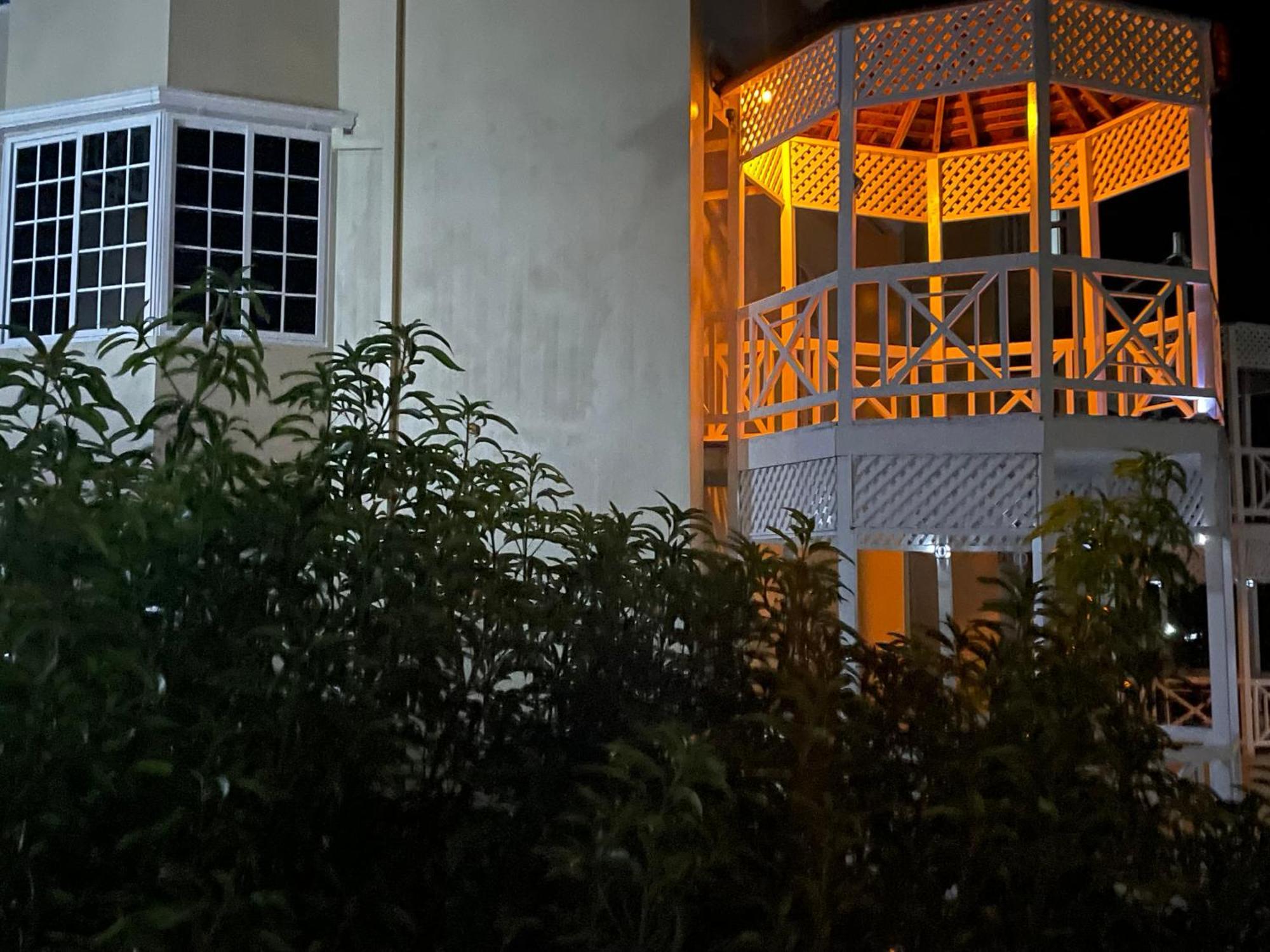 Oceanbreeze Jamaica Penthouse, 7-minute Walk To Apartamento