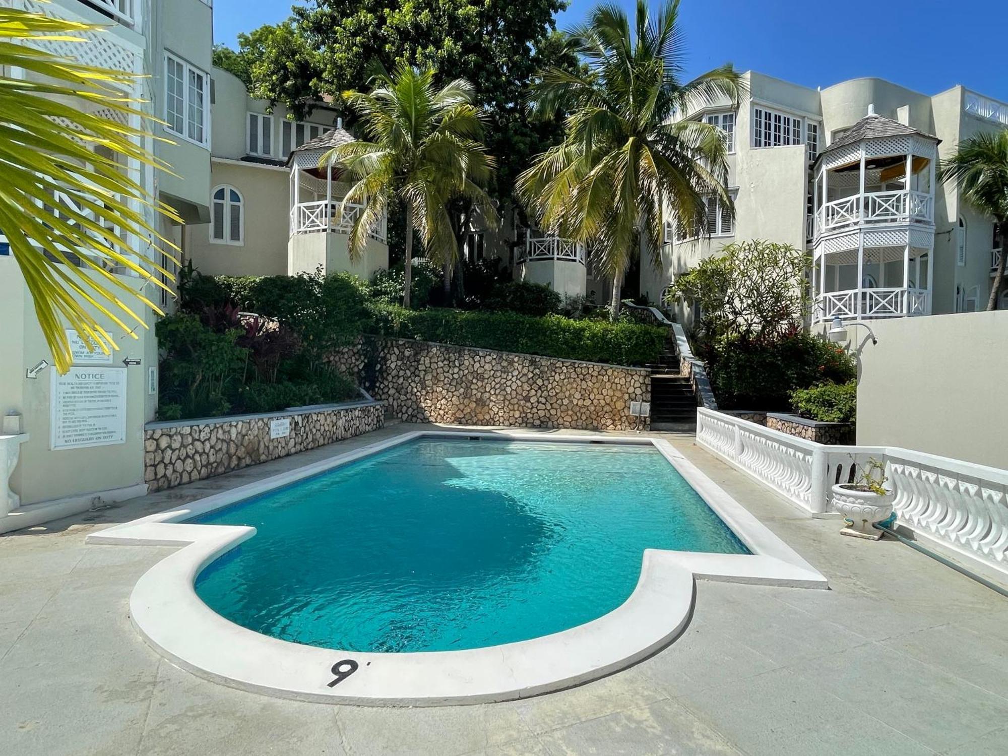 Oceanbreeze Jamaica Penthouse, 7-minute Walk To Apartamento Ocho Rios