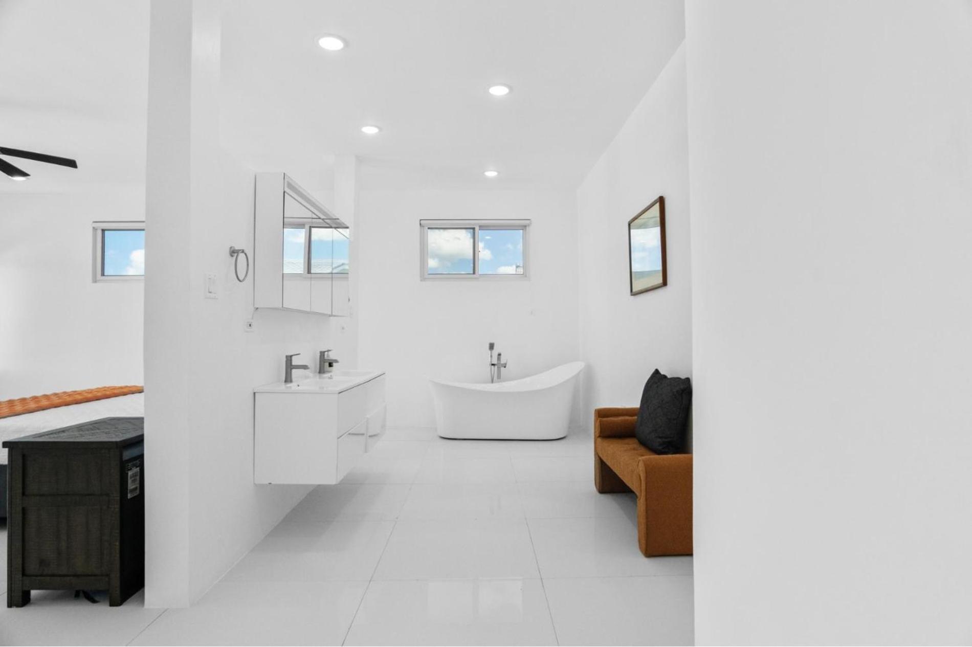 Villa The W 5 Bedroom Oceanfront W Staff *