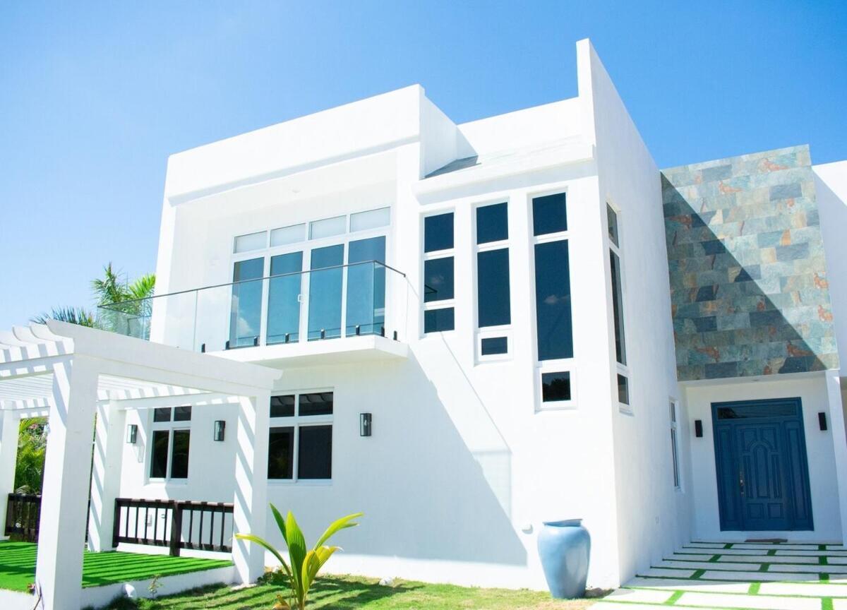 Villa The W 5 Bedroom Oceanfront W Staff