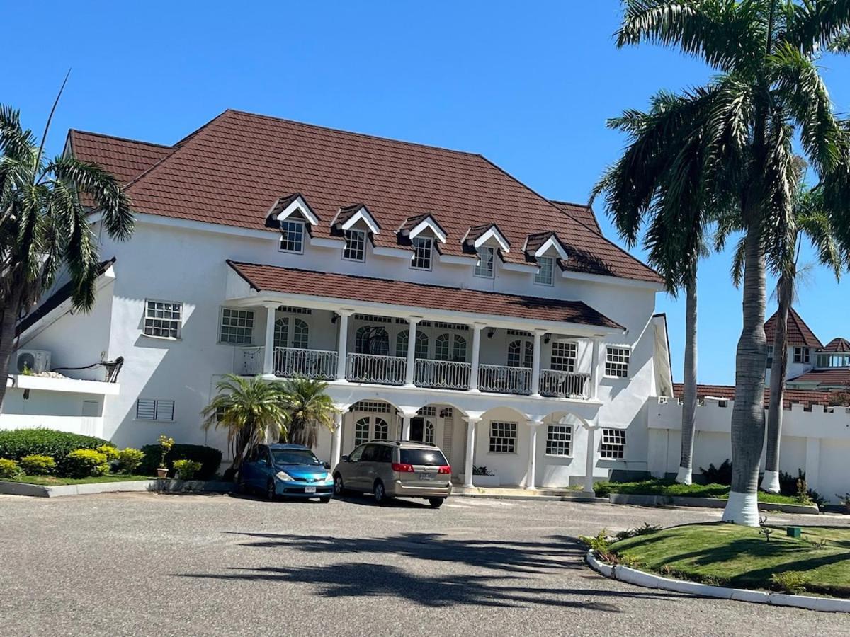 Penthouse With Loft At Seacastles, And Pool 207 Apartment Montego Bay