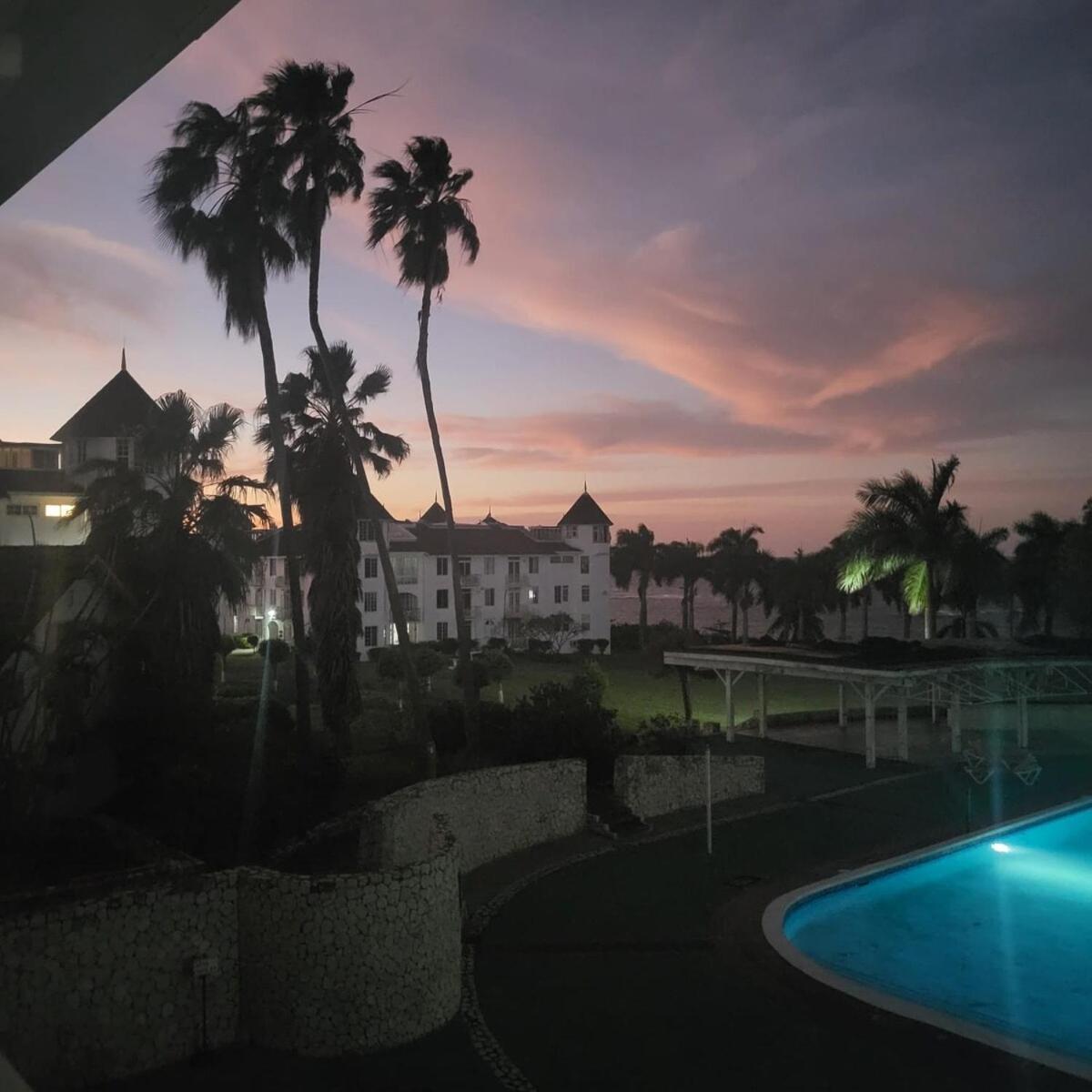 Apartment Penthouse With Loft At Seacastles, And Pool 207 Montego Bay