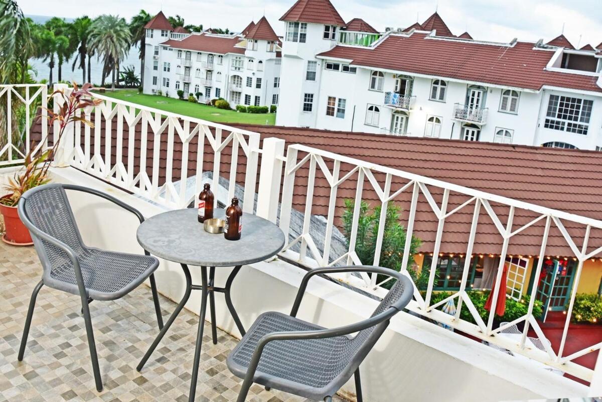 Apartment Penthouse With Loft At Seacastles, And Pool 207 Montego Bay