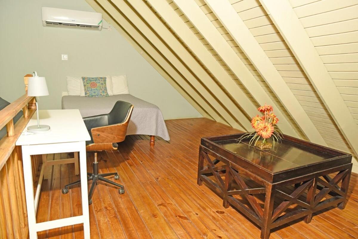 Penthouse With Loft At Seacastles, And Pool 207 Montego Bay