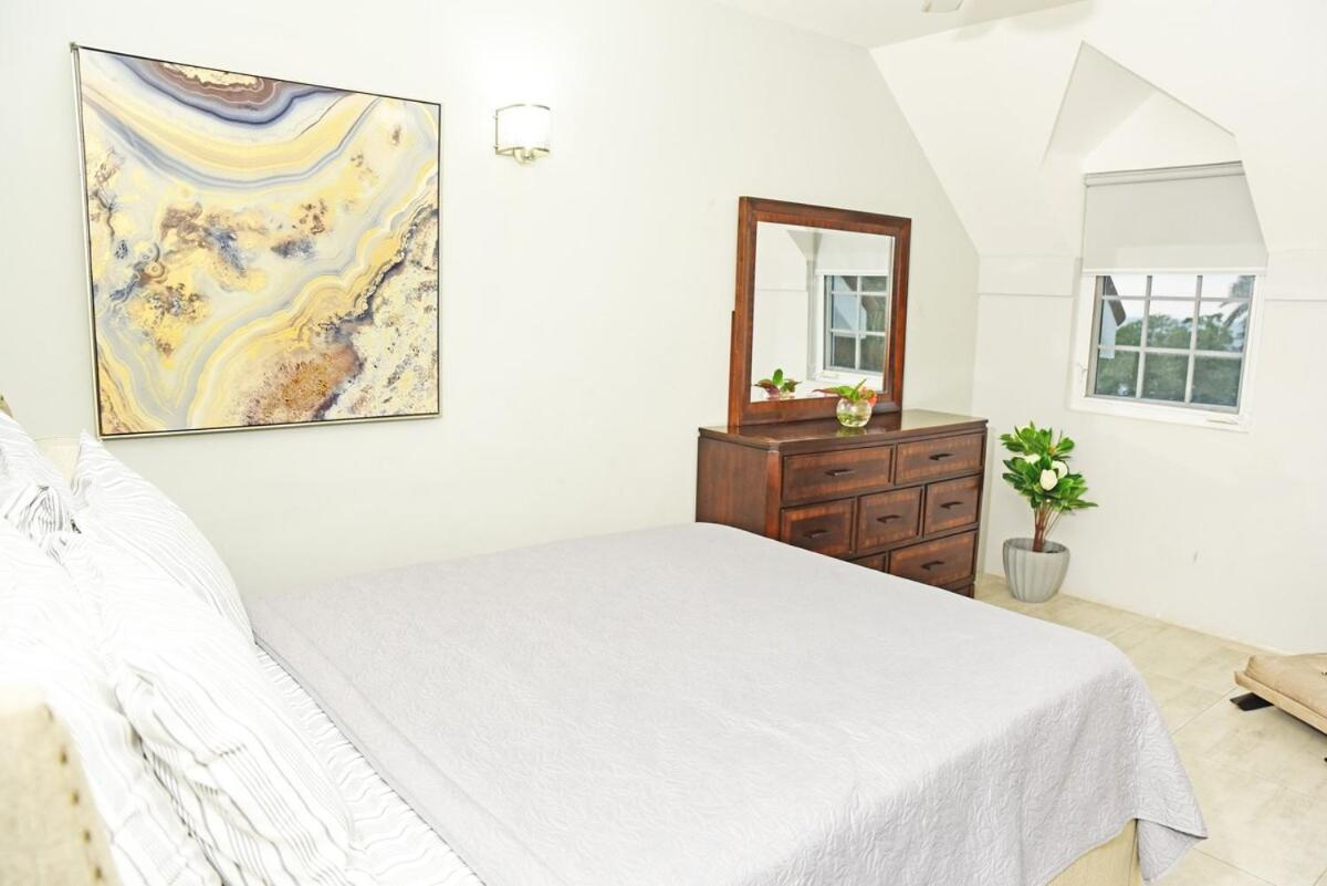 Penthouse With Loft At Seacastles, And Pool 207 Montego Bay