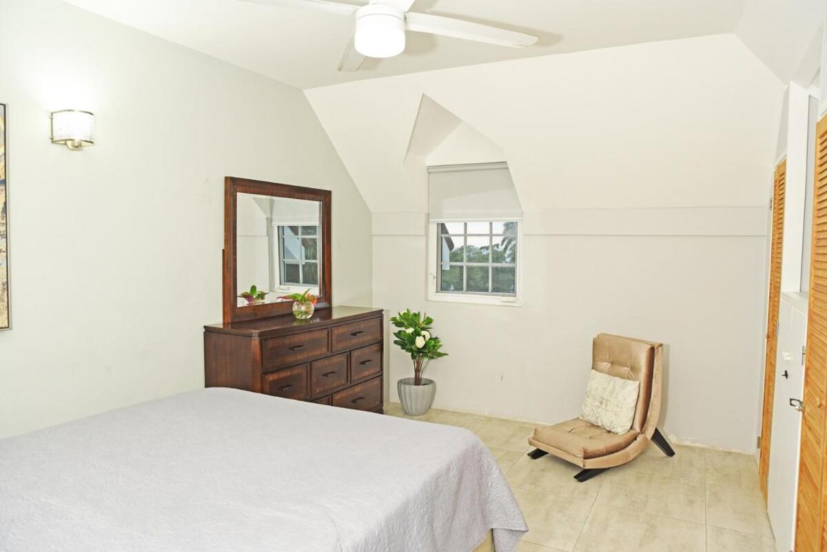 Penthouse With Loft At Seacastles, And Pool 207 Apartment Montego Bay