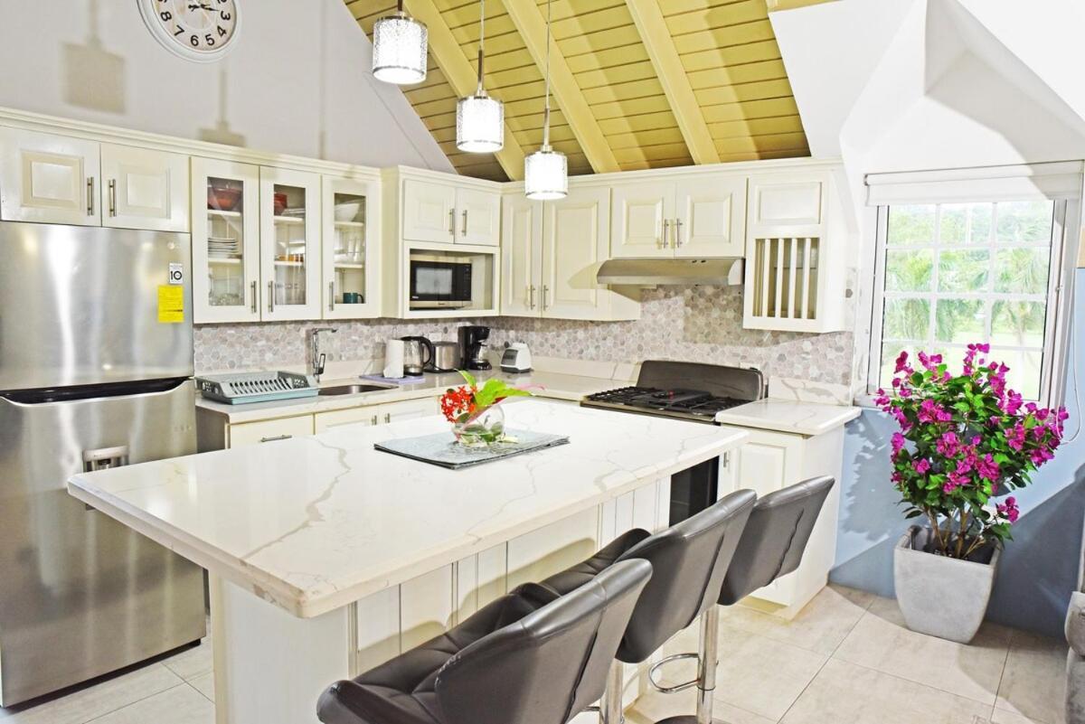Apartment Penthouse With Loft At Seacastles, And Pool 207 Montego Bay