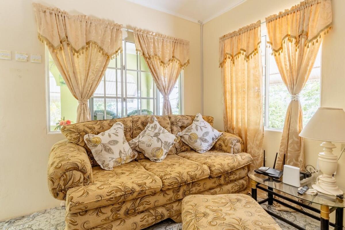 Casa de férias Rockside - Oceanfront Paradise With Stunning Views Treasure Beach