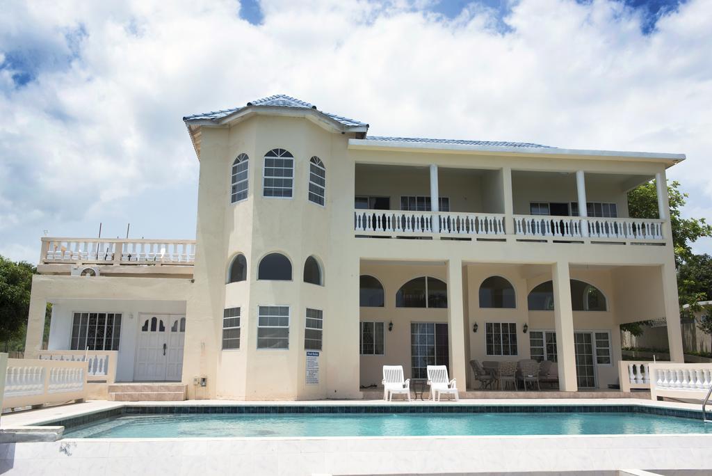 Celebrity Jamaica Guest house Montego Bay