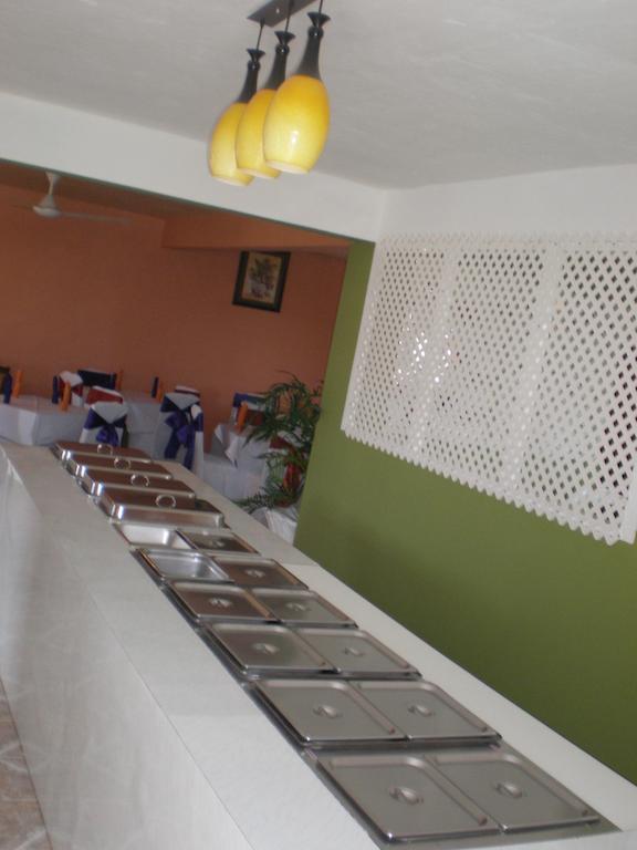 Hotel Norman's Court & Sky Restaurant Club Montego Bay