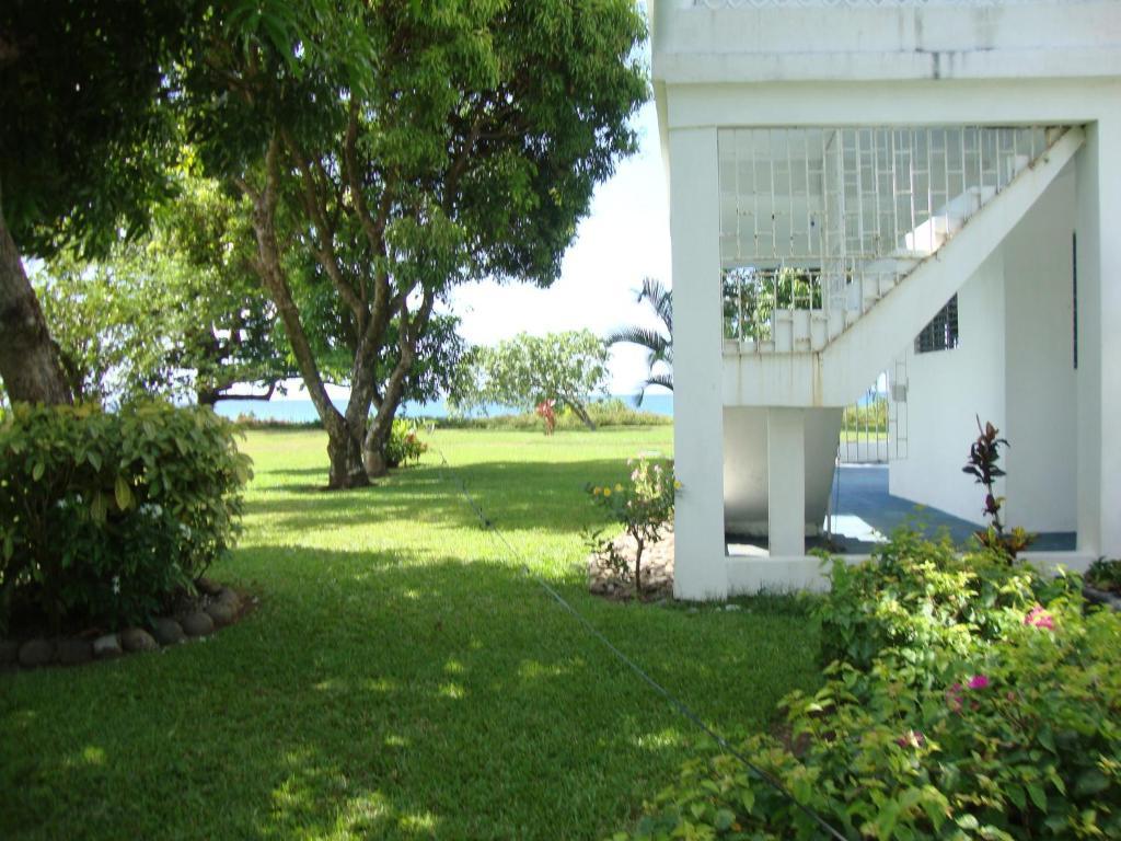 By The Sea Vacation And 3* Port Antonio