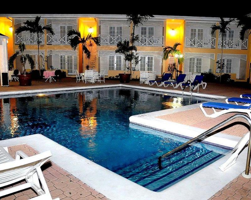 Four Seasons Hotel 3*