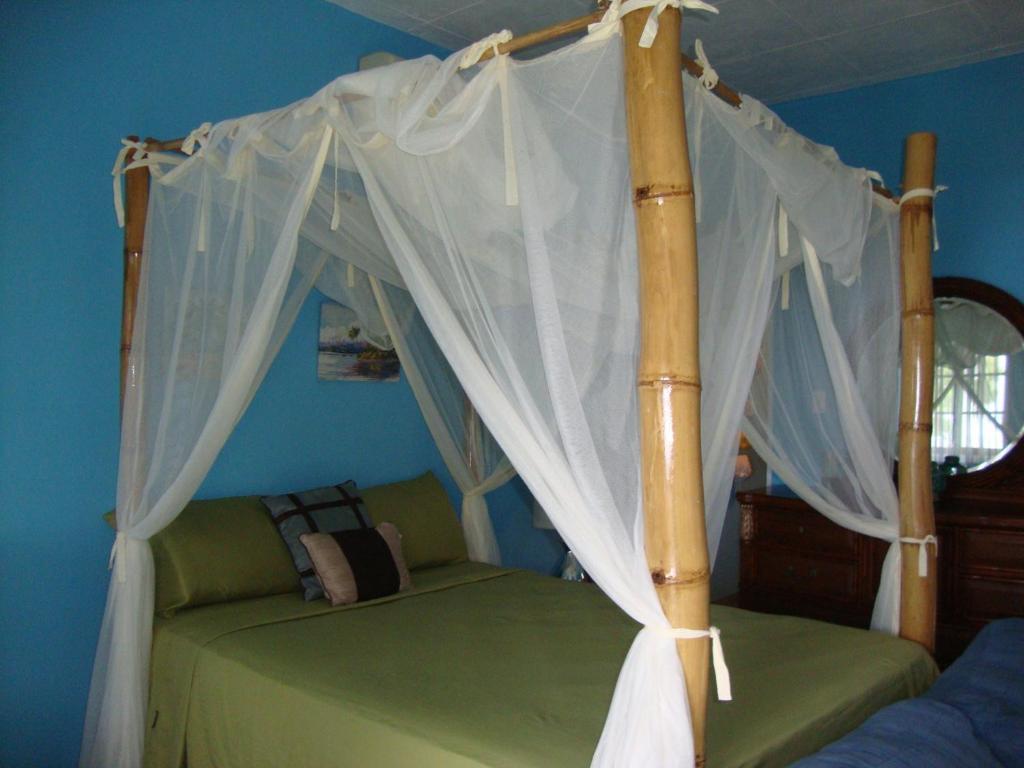 By The Sea Vacation And 3* Port Antonio