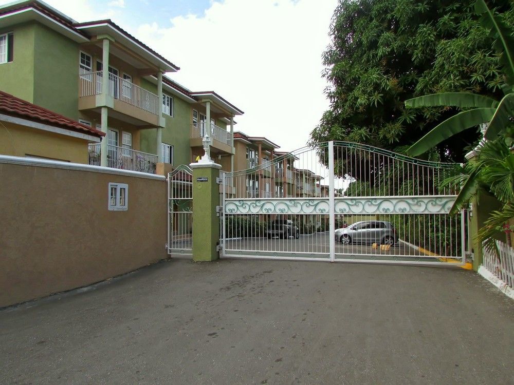 Centrally Located Guest 3* Kingston