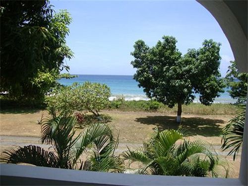 By The Sea Vacation And 3* Port Antonio