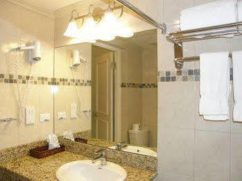 Four Seasons Hotel 3*