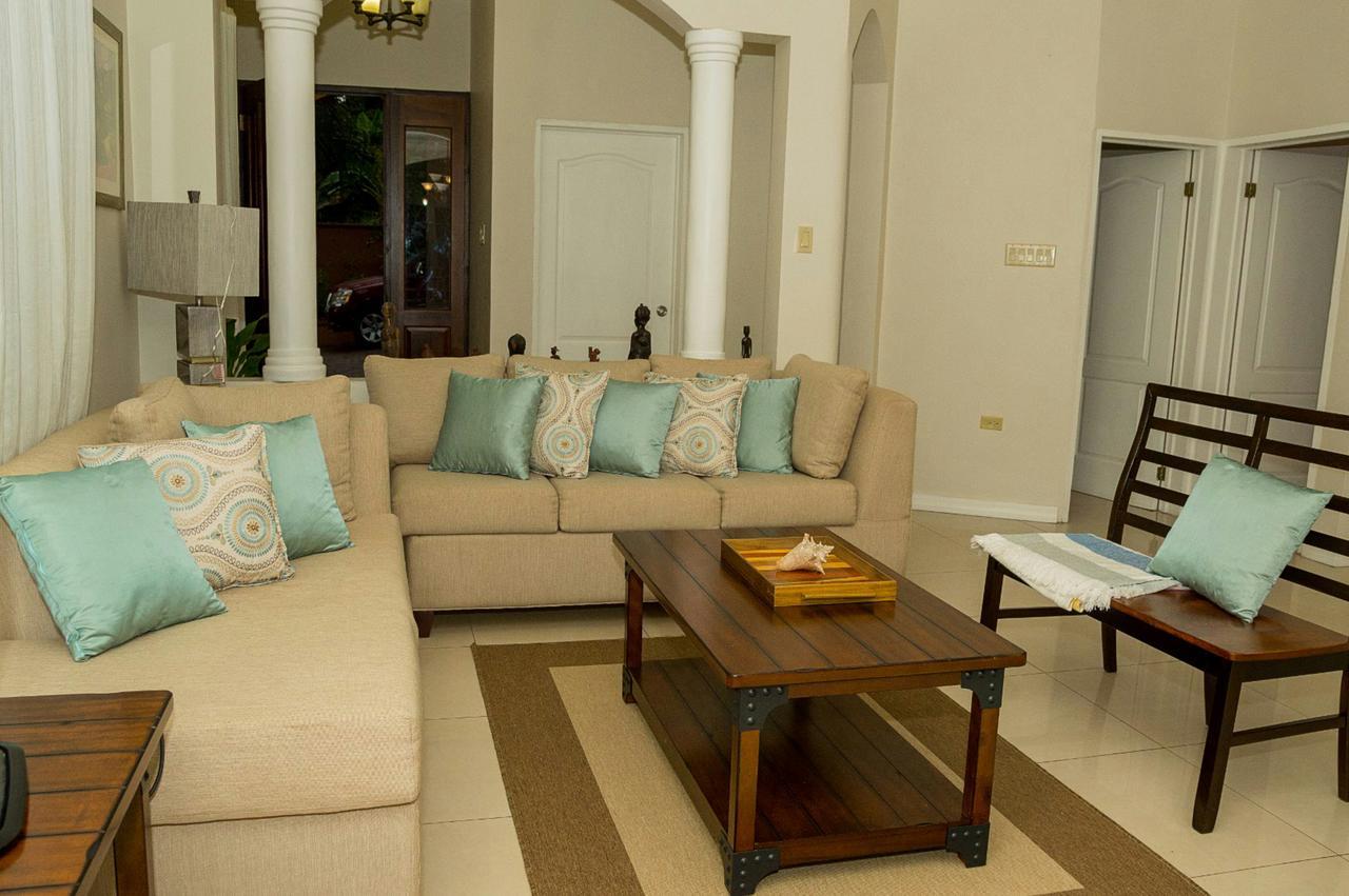 Pen Hall Bnb Ocho Rios *