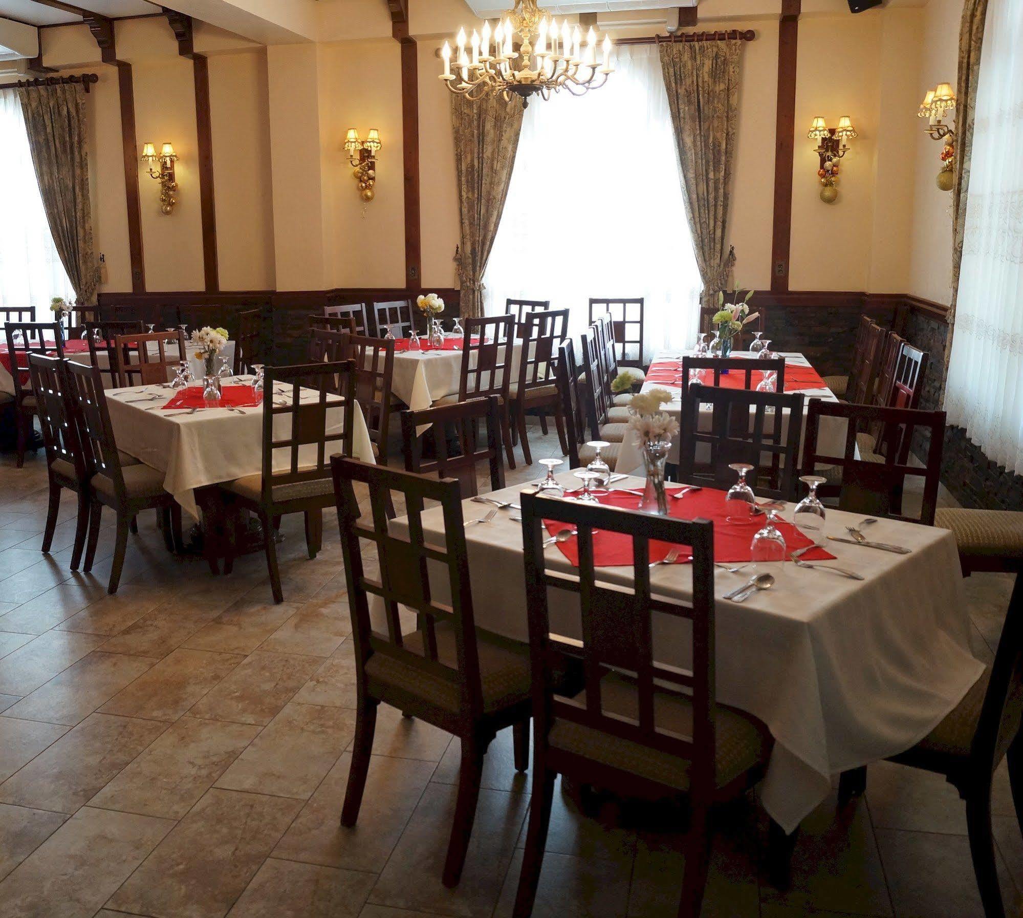 Four Seasons 3* Kingston