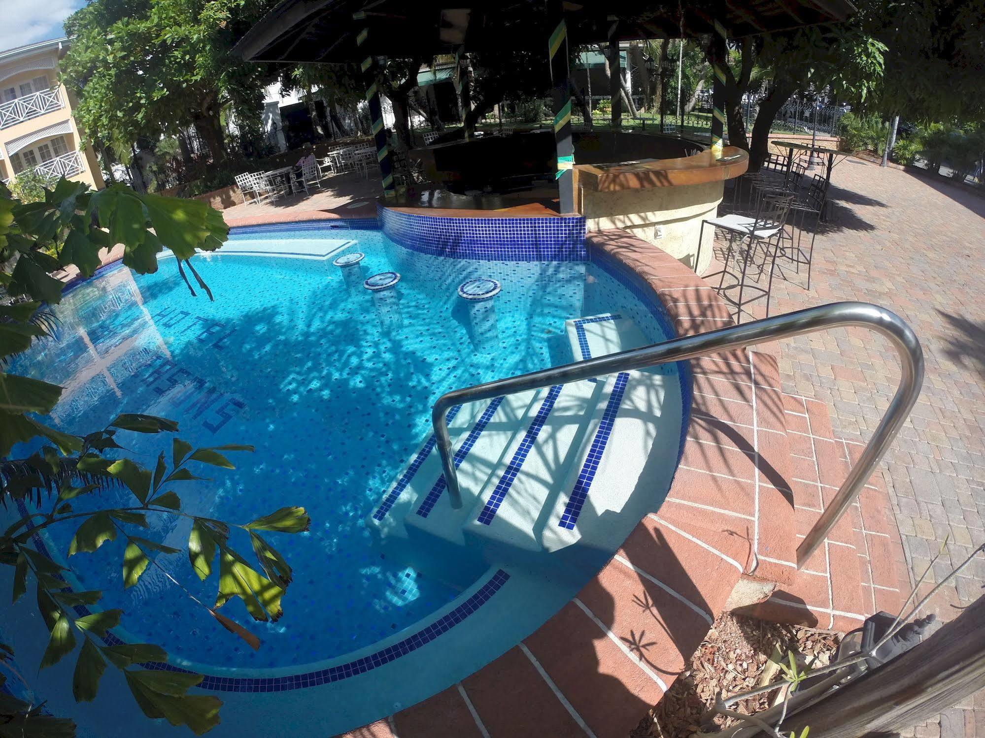 Four Seasons Hotel 3*