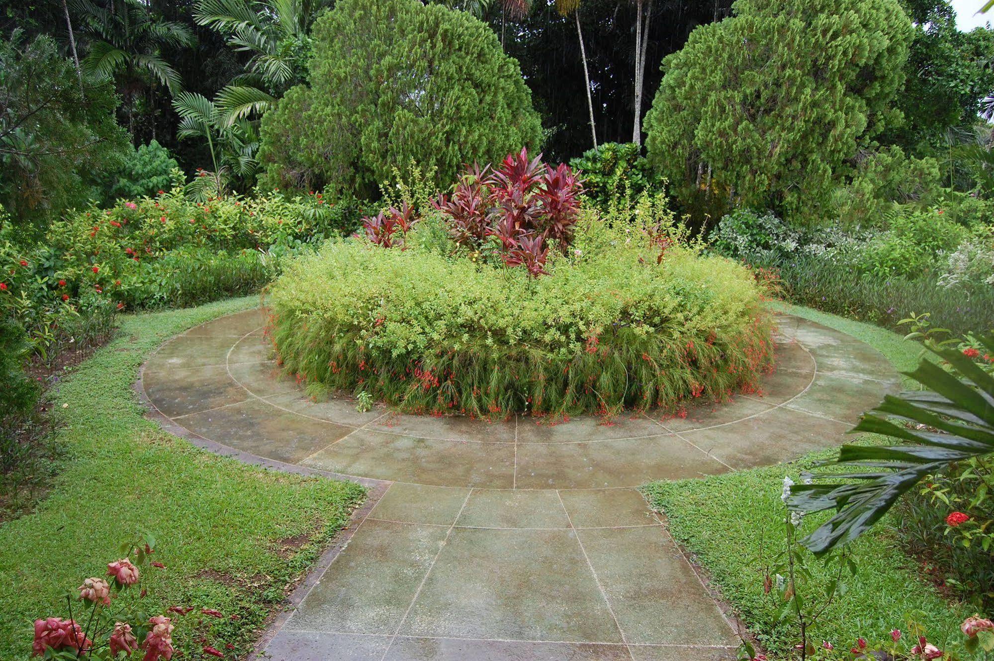 At Shaw Park Gardens & Waterfalls Hotel